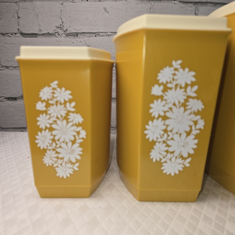 VINTAGE LUSTRO-WARE 4 PIECE PLASTIC NESTING CANISTER SET MID CENTURY EUC - Picture 3 of 9